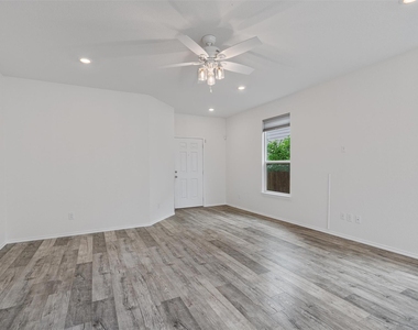 305 Los Cobos Ln - Photo Thumbnail 3