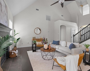 312 Country Club Dr - Photo Thumbnail 8