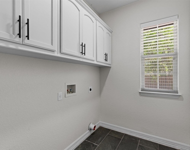312 Country Club Dr - Photo Thumbnail 14