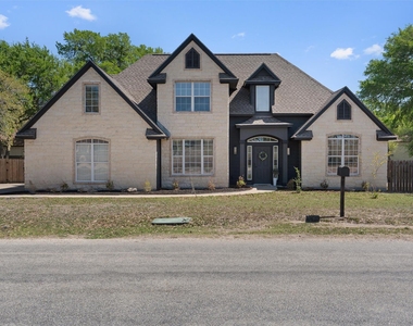 312 Country Club Dr - Photo Thumbnail 1