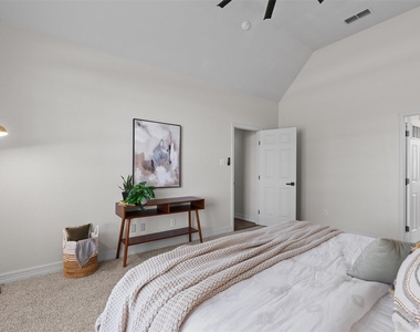312 Country Club Dr - Photo Thumbnail 16
