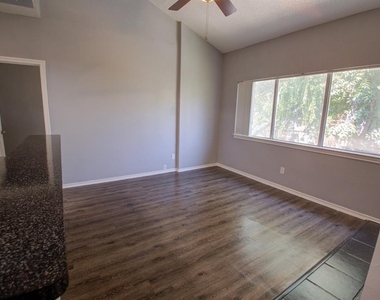 2606 Rio Grande St - Photo Thumbnail 8