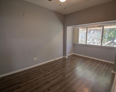 2606 Rio Grande St - Photo Thumbnail 6