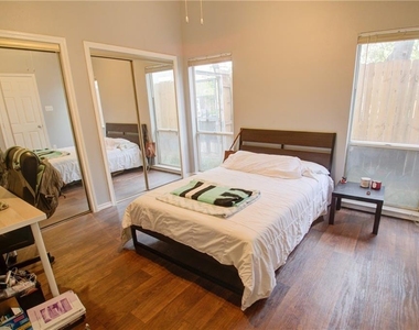 2606 Rio Grande St - Photo Thumbnail 6
