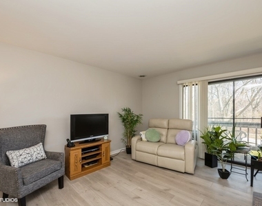 260 E Court Of Shorewood Court - Photo Thumbnail 2