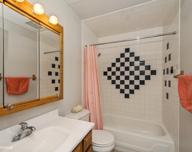 260 E Court Of Shorewood Court - Photo Thumbnail 8