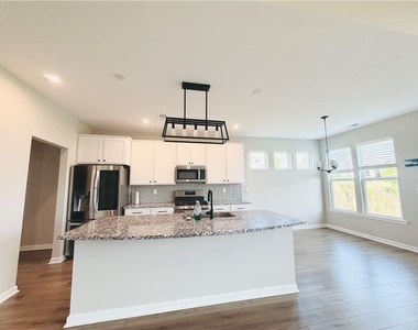 607 Michigan Circle - Photo Thumbnail 4