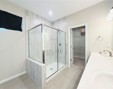 607 Michigan Circle - Photo Thumbnail 13