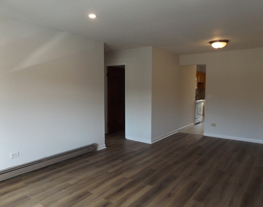 710 W Huntington Commons Road - Photo Thumbnail 4