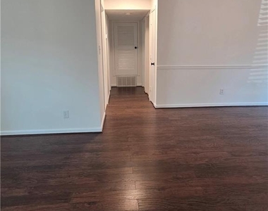 125 Sterling Court - Photo Thumbnail 10
