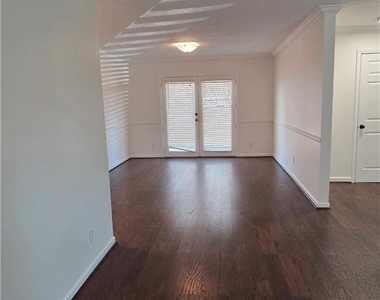 125 Sterling Court - Photo Thumbnail 11