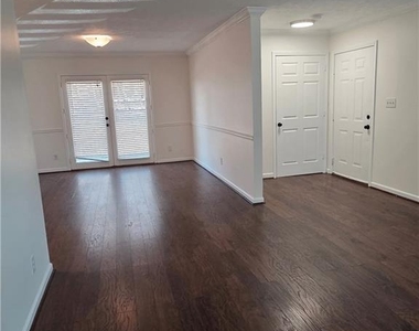 125 Sterling Court - Photo Thumbnail 2