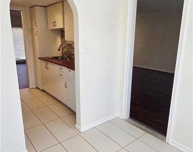 125 Sterling Court - Photo Thumbnail 3