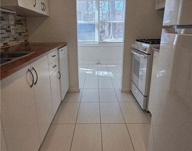 125 Sterling Court - Photo Thumbnail 6