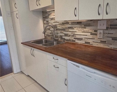 125 Sterling Court - Photo Thumbnail 5