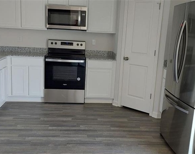 133 Oxford Lane - Photo Thumbnail 4