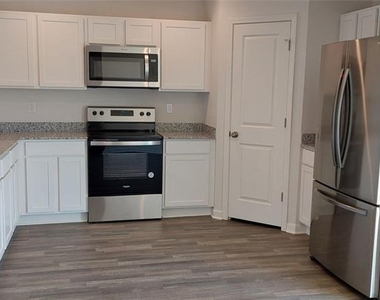 133 Oxford Lane - Photo Thumbnail 2