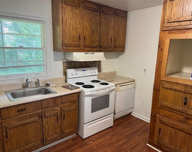 828 Catherine Street - Photo Thumbnail 2