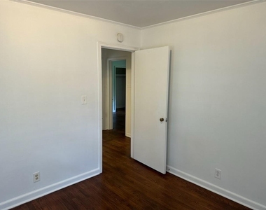 828 Catherine Street - Photo Thumbnail 4