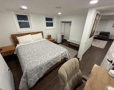 1805 W Cuyler Avenue - Photo Thumbnail 11