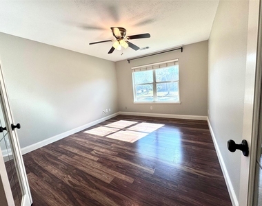 4903 Lake Catherine Court - Photo Thumbnail 8