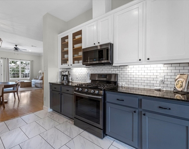 403 E 25th Street - Photo Thumbnail 6