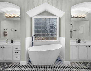 403 E 25th Street - Photo Thumbnail 9