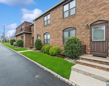 678 Bloomfield - Photo Thumbnail 1
