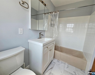 678 Bloomfield - Photo Thumbnail 14