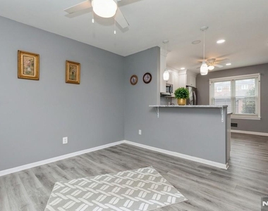 678 Bloomfield - Photo Thumbnail 6
