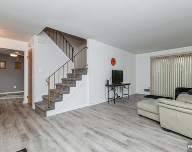 678 Bloomfield - Photo Thumbnail 4