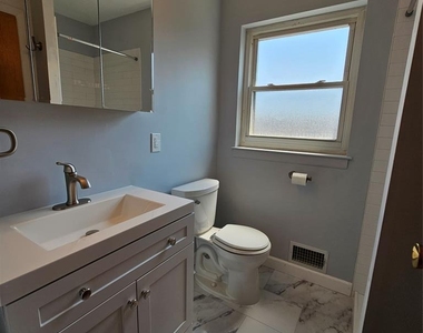 678 Bloomfield - Photo Thumbnail 16