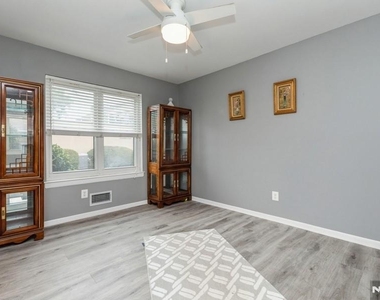 678 Bloomfield - Photo Thumbnail 8