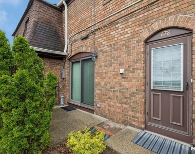 678 Bloomfield - Photo Thumbnail 2