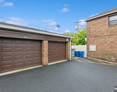 678 Bloomfield - Photo Thumbnail 3