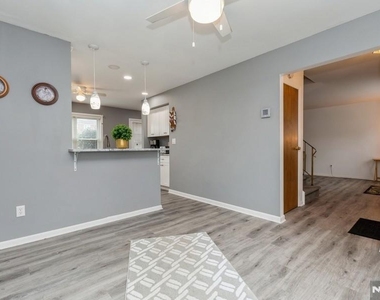 678 Bloomfield - Photo Thumbnail 7