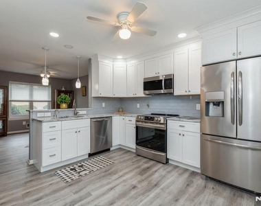 678 Bloomfield - Photo Thumbnail 10