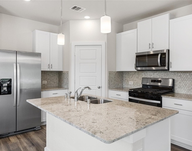 7103 Blue Oak Drive - Photo Thumbnail 6
