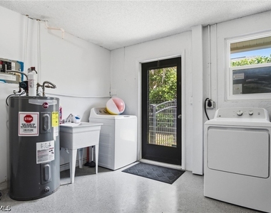 455 Bayside Avenue - Photo Thumbnail 2