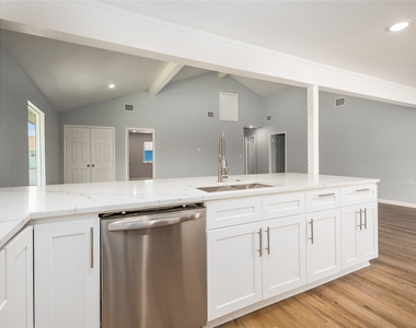 901 Bonita Street - Photo Thumbnail 3