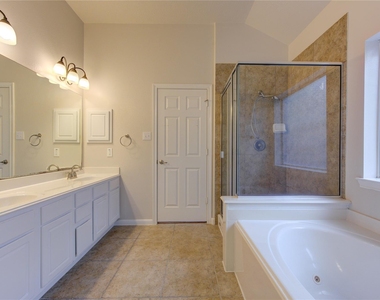 1903 Hampton Lakes Ct - Photo Thumbnail 17