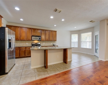 1903 Hampton Lakes Ct - Photo Thumbnail 8