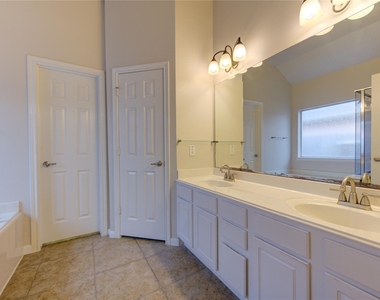 1903 Hampton Lakes Ct - Photo Thumbnail 16
