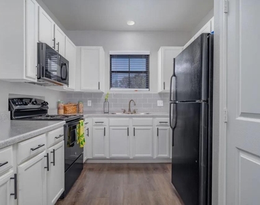 6710 Babcock Road - Photo Thumbnail 9