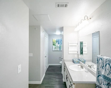 6710 Babcock Road - Photo Thumbnail 6