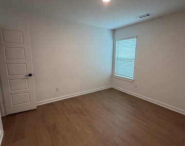 8123 Kay Harbor Drive - Photo Thumbnail 17