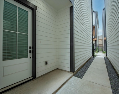 861 Fisher Street - Photo Thumbnail 3