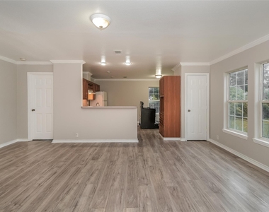 829 Marjorie Street - Photo Thumbnail 3