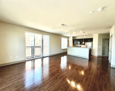 1340 W Gray Street - Photo Thumbnail 4