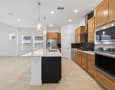 211 Amaranth Way - Photo Thumbnail 15
